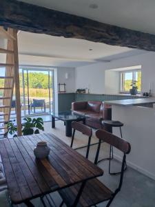 Posezení v ubytování Maison en pierres à 10 min des plages, Golfe du Morbihan