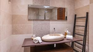 Bilik mandi di Spectacular Villa with Relaxing Atmosphere