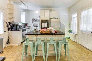 Fotografie z fotogalerie ubytování 1 Mi to Needham Center Square Pet-Friendly Apt!  + 16 fotografií