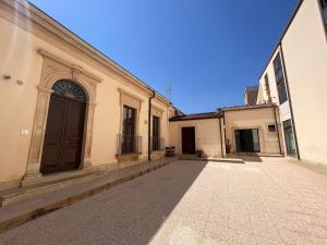 an empty street in the middle of a building at Casa Camillo via Camillo Benso di Cavour n 63bis in Avola