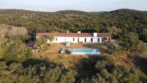 an aerial view of a white house with a swimming pool at Álamo da Serra in Redondo