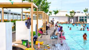 eine Gruppe von Menschen in einem Schwimmbad in der Unterkunft 7Teenhomes - SA CozyStay in Kota Kinabalu + 5 Fotos