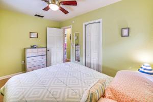 Less Than half Mi to Beach Access and Pier OBX Getaway客房内的一张或多张床位