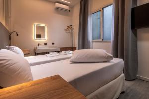 a hotel room with two beds and a window at Up Central Córdoba in Buenos Aires