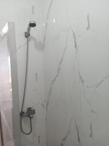 eine Dusche im Bad mit Marmorwand in der Unterkunft Chalets4A sea and pool view 2Bed rooms without lounge 114 at Green Beach in El-Alamein