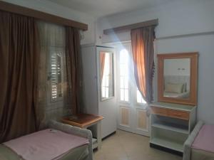 ein Schlafzimmer mit einem Bett, einem Spiegel und einem Fenster in der Unterkunft Chalets4A sea and pool view 2Bed rooms without lounge 114 at Green Beach in El-Alamein + 36 Fotos