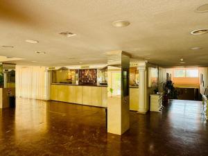 ベナルマデナにあるBenalmadena Beach & Park Studioの建物内の柱のあるロビーのある部屋 +14枚の写真