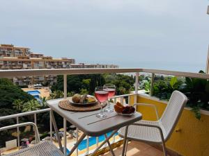 ベナルマデナにあるBenalmadena Beach & Park Studioのバルコニーにテーブルとワイン2杯