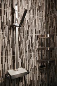 ラ・グランド・モットにあるAppartement en plein coeur du centre-ville !の壁の前に椅子が2脚置かれた浴室