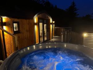 GardenstownGamrie Beach Bothy的夜间在房子前面的热水浴池