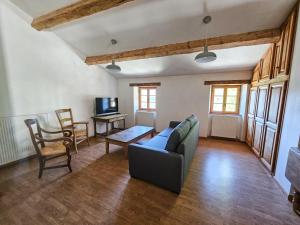 TV a/nebo společenská místnost v ubytování Gîte de la Murette
