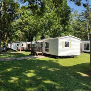 un groupe de mobile homes dans une cour dans l'établissement Smart Home Athen mit Terrasse, Europapark, Rulantica, à Boofzheim