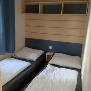 - 2 lits dans une petite chambre avec un couvre-lit dans l'établissement Smart Home Athen mit Terrasse, Europapark, Rulantica, à Boofzheim 32 autres photos
