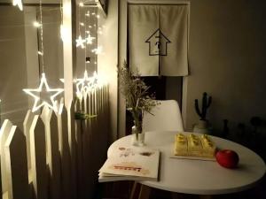 張家界市にあるOne house Art Hotelの白いテーブル +34枚の写真