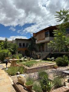 a house with a garden in front of it at Mozaik Stone Hotel in Avanos