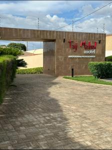 a building with a sign that reads fly habitat motel at Taj Mahal Motel in Barbalha