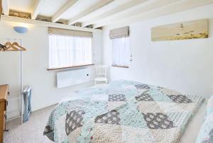 une chambre avec un lit avec une couette dessus dans l'établissement Host & Stay - Pebble Cottage, à Corpusty 13 autres photos