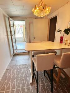 Fotografie z fotogalerie ubytování Centralt och havsnära med utsikt mot pool v destinaci Kalmar