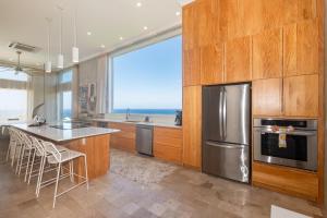 Todo es Posible home في رواتان: مطبخ مع ثلاجة ستانلس حديدية ونافذة كبيرة