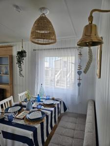 Jurassic Bliss - stylish static caravan with partial sea view at Durdle Door的休息区