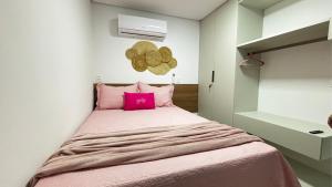 En eller flere senge i et værelse på Mar de Campas - Flats a 100m da Praia de Tamandaré por Yolo + 66 billeder