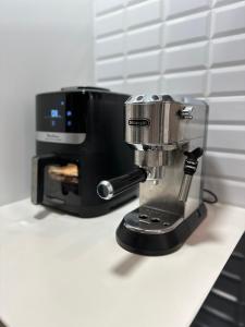 Una cafetera colocada encima de un mostrador en Apartamento alto stading en urbanización de lujo, en Villaverde