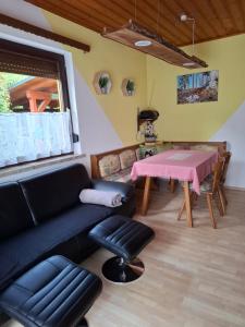 Ferienhaus Edelweiss في سانكت كانزيان: غرفة معيشة بها أريكة وطاولة