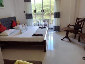 سرير أو أسرّة في غرفة في Hotel Sapid Luck Yala Safari