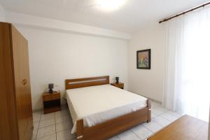 Un dormitorio pequeño con una cama y una ventana. en Residence La Villa 303, en Leuca 24 fotos más