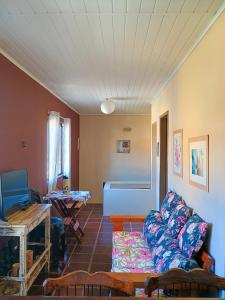 a living room with a couch and a table at Apto Centro de Búzios - 2 Quartos - Ar-condicionado in Búzios
