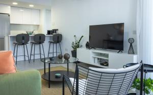 Μια τηλεόραση ή/και κέντρο ψυχαγωγίας στο Stylish Modern City Center Stay