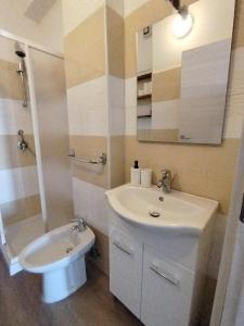 Koupelna v ubytování Delfini Apartment + 41 fotografií