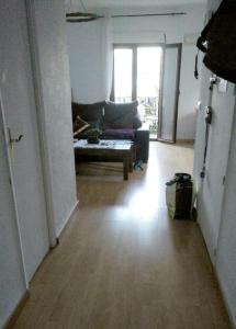 een woonkamer met een bank en een tafel bij Altea - Bellaguarda in Altea