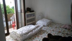 een slaapkamer met een bed met een kat erop bij Altea - Bellaguarda in Altea