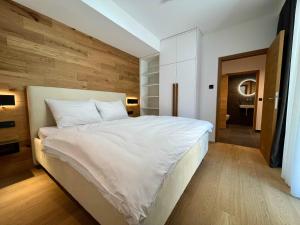 Postel nebo postele na pokoji v ubytování ELSA Spa Apartments Tux