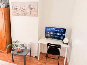 Μια τηλεόραση ή/και κέντρο ψυχαγωγίας στο Lovely Room in Wembley Stadium