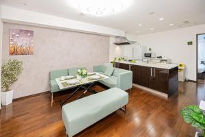 un soggiorno con tavolo e sedie e una cucina di Fukuei Stay Premium a Tokyo