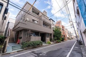 un edificio sul lato di una strada di Fukuei Stay Premium a Tokyo