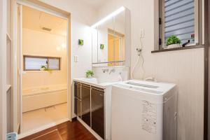 un bagno con lavandino e lavatrice di Fukuei Stay Premium a Tokyo Altre 89 foto