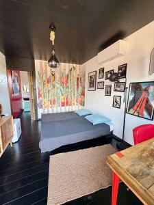 une chambre avec un lit et une table dans l'établissement Une adorable chambre SUR les toits, à La Celle-sous-Gouzon