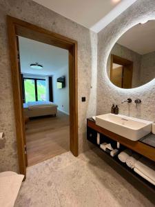 Postel nebo postele na pokoji v ubytování ELSA Spa Apartments Tux