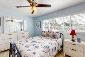 a bedroom with a bed and a ceiling fan at Palm Hideaway in Cape Coral +13 photos