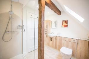 Et badeværelse på Hollybank Cottage, Ufford + 29 billeder