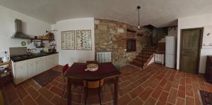 Η κουζίνα ή μικρή κουζίνα στο Il CHIOSTRO oasi di pace con antica cantina nel cuore del Monferrato Unesco +39 φωτογραφίες