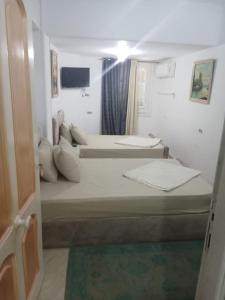 ein Schlafzimmer mit zwei Betten in einem Zimmer in der Unterkunft studio 1 or 2 1bed room sea view by the pool green beach v114 in El-Alamein + 40 Fotos