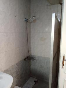 ein Badezimmer mit Dusche, Toilette und Waschbecken in der Unterkunft studio 1 or 2 1bed room sea view by the pool green beach v114 in El-Alamein