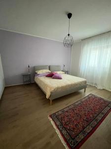 Un dormitorio con una cama con una alfombra en el suelo. en B&B Ginevra, en Taranto