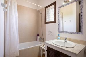 Ein Badezimmer in der Unterkunft Villa Can Boseta by SunVillas Mallorca