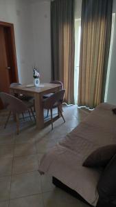 Postel nebo postele na pokoji v ubytování Vesna apartmani, Igalo