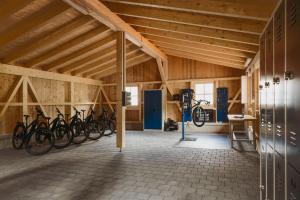 una habitación con un montón de bicicletas estacionadas en ella en Das Denisl, en Reit im Winkl
